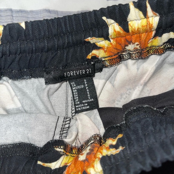 Forever 21 black denim sunflower shorts - Picture 3 of 3